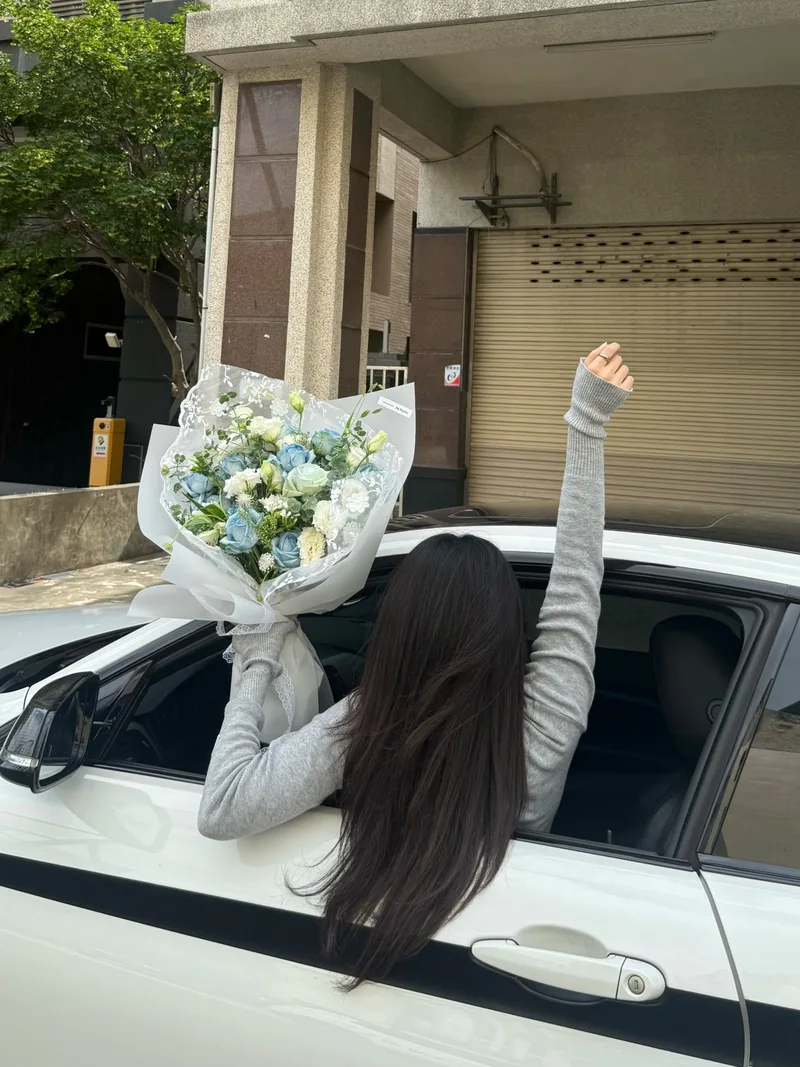 蕾絲藍色玫瑰花束