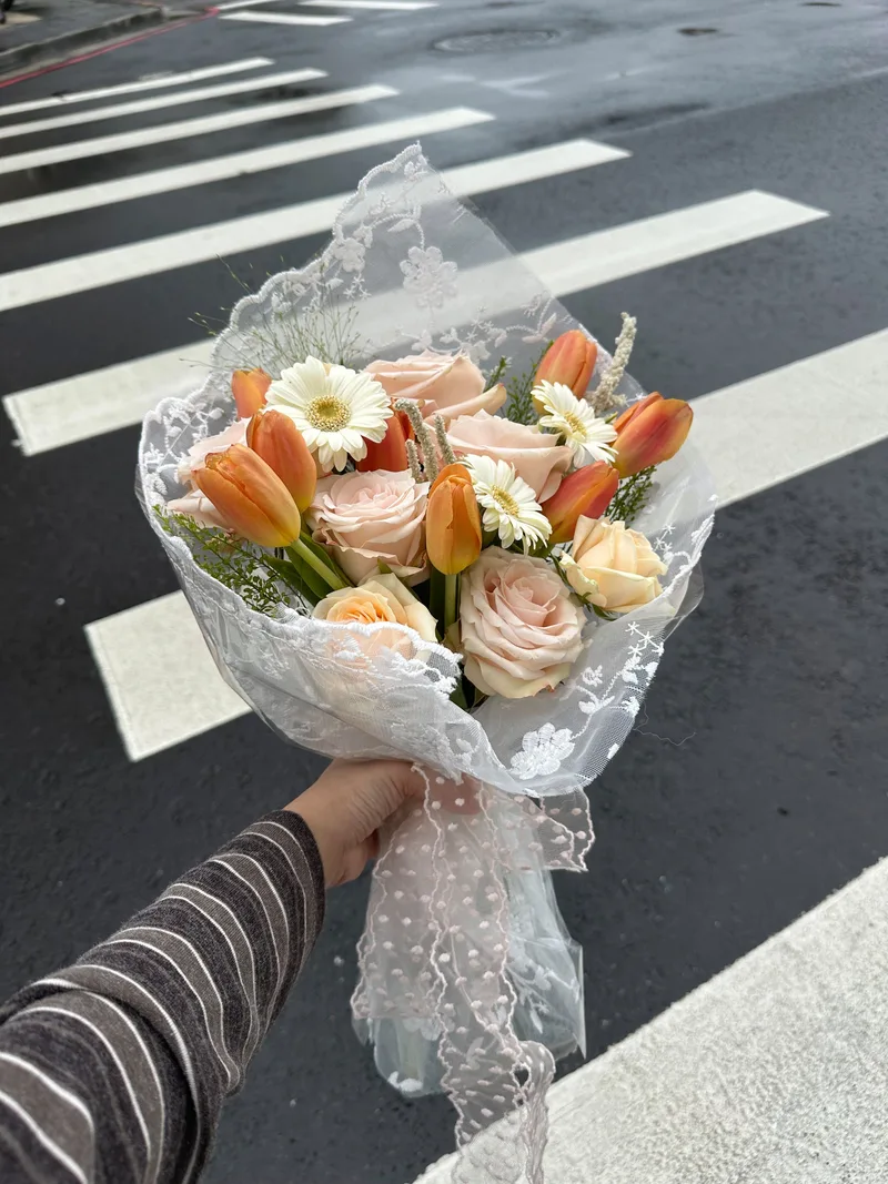 鬱金香蕾絲繽紛花束