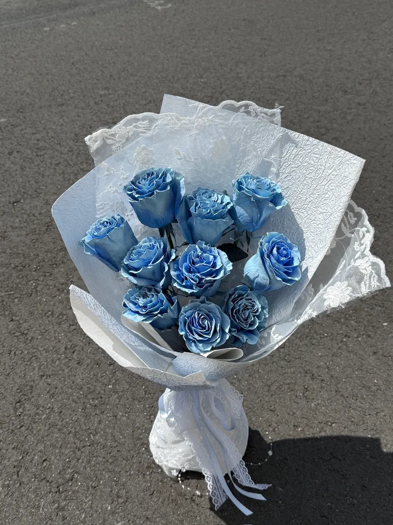 蕾絲藍玫瑰花束